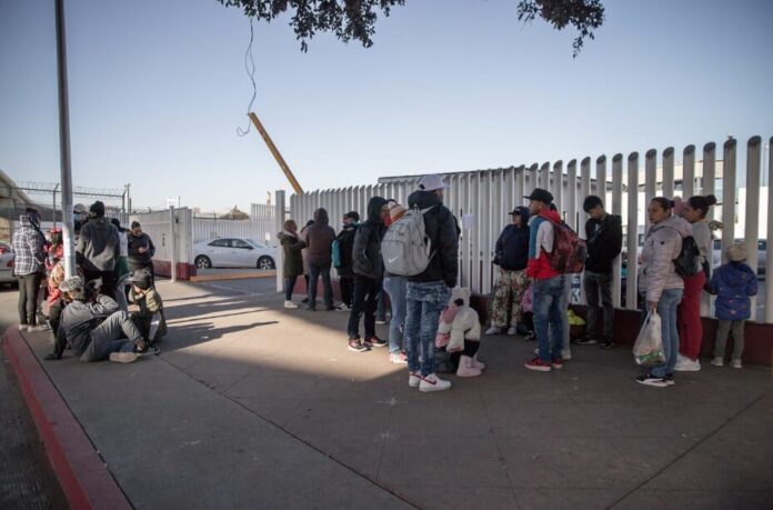 Migrantes CBP One en El Chaparral,