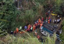 55 muertos tras caída de autobús a un barranco en Guatemala.
