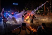 Manifestación pro-migrantes fue dispersada con gases lacrimógenos en San Diego.