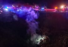 Dos personas murieron calcinadas tras persecución y choque en autopista Tijuana-Ensenada.