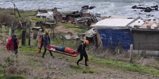 Salvavidas rescató a una tripulación que chocó contra las rocas en Playas de Tijuana.