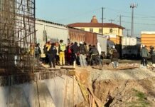 Accidente dejó heridos a trabajadores del viaducto elevado en Tijuana.