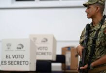 Tomar foto del voto en Ecuador podría costar más que portar armas durante las elecciones.