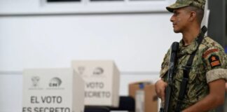 Tomar foto del voto en Ecuador podría costar más que portar armas durante las elecciones.
