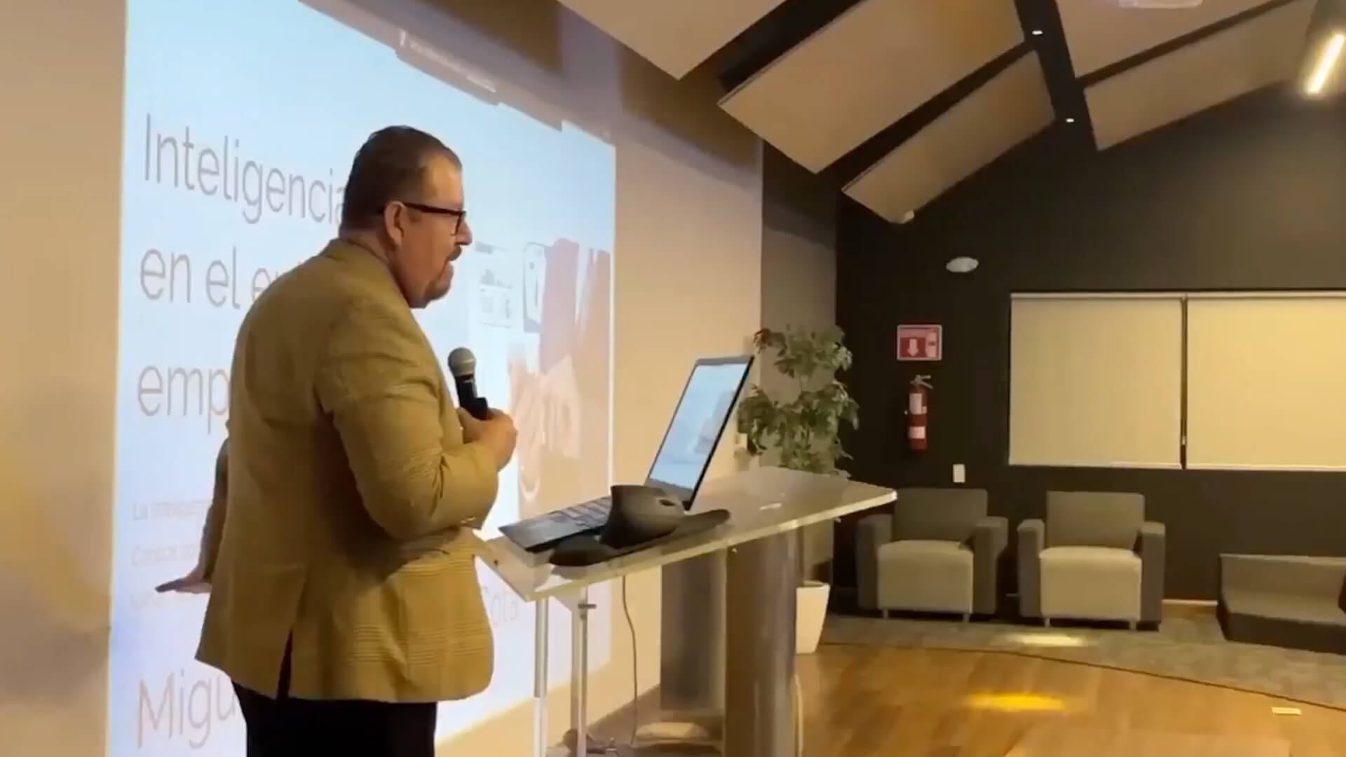 Empresarios y estudiantes conocieron más sobre Inteligencia Artificial