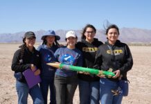 Estudiantes de CETYS lanzaron sus propios cohetes en la Laguna Salada.