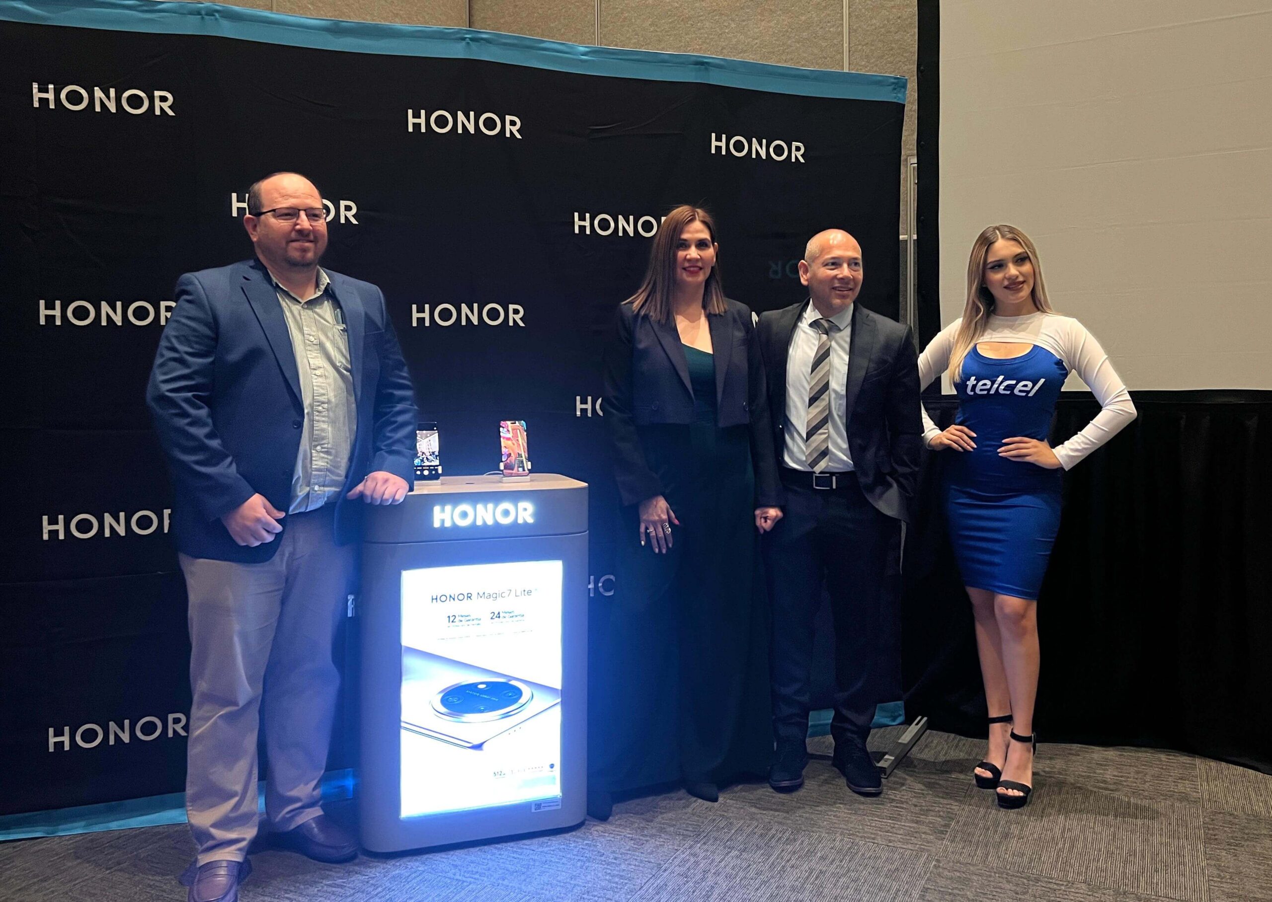 En Tijuana «Honor» presentó sus más recientes modelos de venta en Telcel.