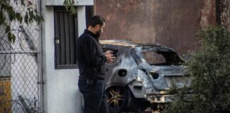 Incendian tres vehículos frente a despacho jurídico en Zona Río de Tijuana.