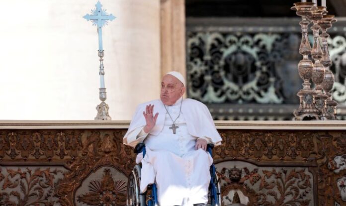 Reaparece el Papa.