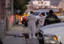 Hombre extranjero perdió la vida tras ser atacado frente a una escuela de Tijuana.