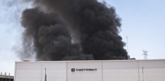 Incendio consumió la fábrica Footprint en Mexicali este domingo.