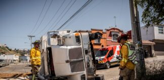 Volcó camión cargado con tierra en Tijuana.
