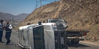 Camioneta de Izzi terminó volcada sobre el bulevar 2000 de Tijuana.