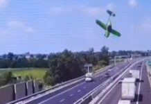 VIDEO: Avioneta se estrelló en autopista de Italia.
