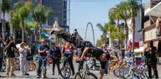 Bicicletas clásicas invadieron la avenida Revolución de Tijuana este fin de semana.
