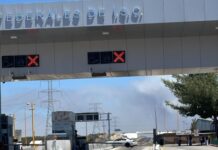 Cerraron carretera Tecate-Mexicali por fuerte incendio.