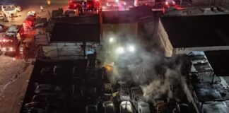 Fuerte incendio consumió decenas de vehículos en yonke de Tijuana.