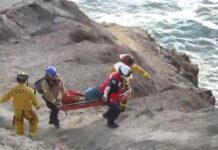 Bomberos rescataron a personas atrapadas en acantilado de Playas de Tijuana.