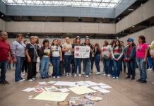 Maestras se manifestaron por el cierre de preescolares DIF en Tijuana.