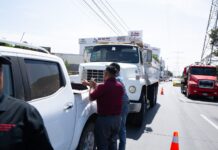 Gobierno de Rosarito multó a chofer por tirar basura en terreno baldío.