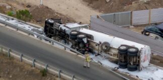 Pipa con gasolina volcó en carretera Escénica de Rosarito.