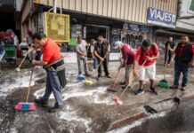 Comerciantes de Tijuana se organizaron para limpiar la Zona Centro.