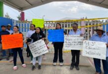 Cierran padres de familia preescolar en Tijuana por la falta de un conserje.