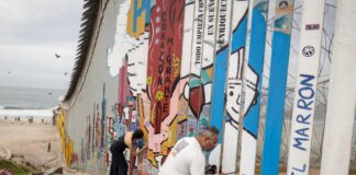 Pintan paloma gigante por la paz en el muro de Tijuana.