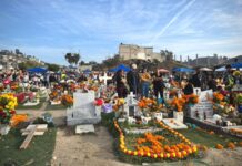 Familias honraron a sus difuntos en panteones de Tijuana durante Día de Muertos.