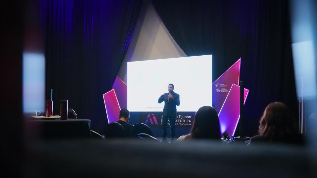 Ismael Plascencia en el AI Summit Tijuana