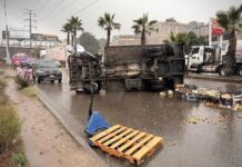 Volcó camión de fruta en bulevar de Tijuana.