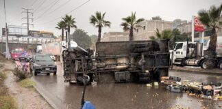 Volcó camión de fruta en bulevar de Tijuana.