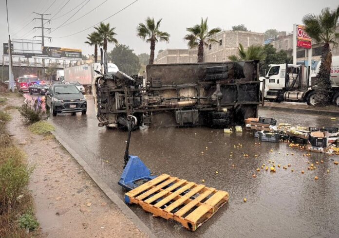 Volcadura camión lluvias .