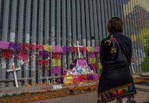 Recuerdan a migrantes fallecidos con altar en el muro de Playas de Tijuana.