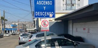 Instituto Montesquieu de Tijuana obstruye banqueta y vecinos exigen respeto.