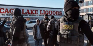Juez federal ordena al jefe del ICE comparecer por violar órdenes en Minnesota.