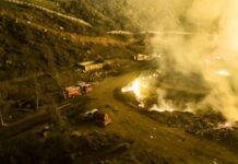 Incendio en procesadora de aserrín de Tijuana continúa activo tras más de 36 horas.