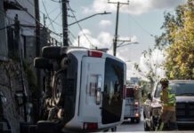 Vehículo volcó en la colonia Obrera de Tijuana sin dejar personas lesionadas.