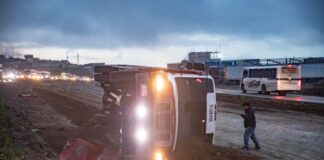 Camión de transporte de personal volcó sobre el Bulevar 2000 de Tijuana.