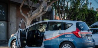 Taxista fue localizado sin vida dentro de su unidad en Tijuana.