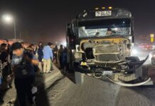 Aparatoso choque entre camión de personal y tráiler en bulevar 2000 dejó 44 pasajeros afectados.