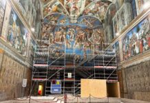 Cubren el «Juicio Final» de Miguel Ángel para una restauración histórica en la Capilla Sixtina.