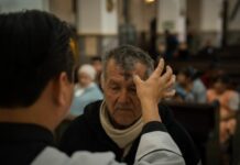 Católicos en Tijuana acudieron al Miércoles de Ceniza pese a la lluvia y el frío.