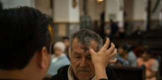 Católicos en Tijuana acudieron al Miércoles de Ceniza pese a la lluvia y el frío.