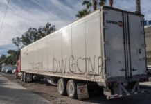 Tráiler circulaba en Tijuana con leyenda del CJNG pintada en la caja.