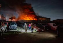 Incendio consume recicladora en Granjas Familiares del Matamoros en Tijuana.
