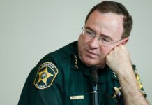 Sheriff de Florida, aliado de Trump, pide regularizar a migrantes sin antecedentes que ya están integrados.