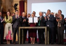 Gobierno y sector siderúrgico firman acuerdo para priorizar el acero nacional.