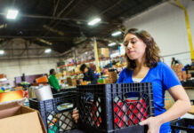 Entregarán comida gratuita en California ante elevados costos de los productos.