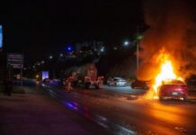 Vehículo se incendió tras impactar contra pipa en bulevar Rosas Magallón.